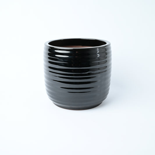 Black shiny pot with ribbed design 